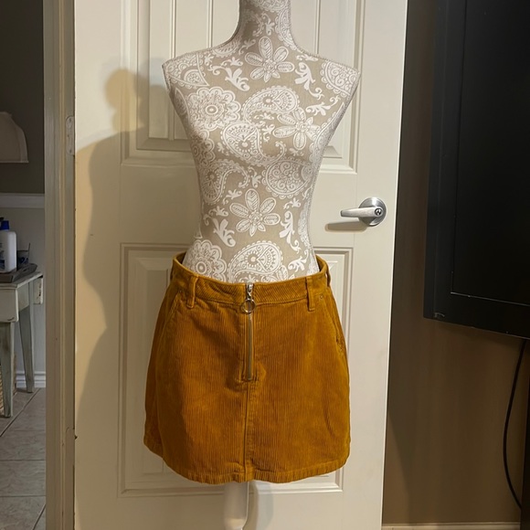 Corduroy Arizona Jeans Mini skirt, golden color, sz 11 - Picture 1 of 6